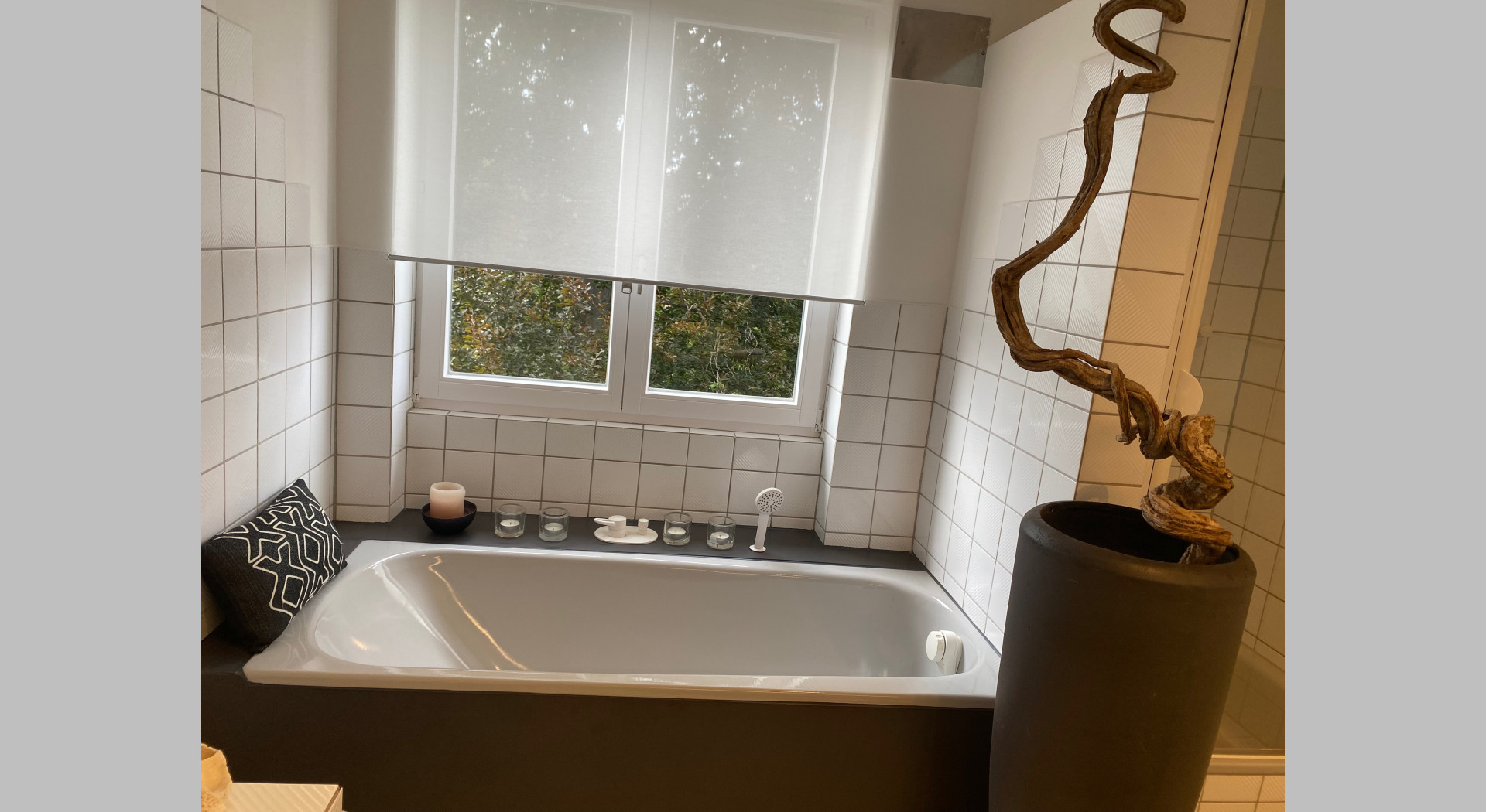 Gästebad 1.OG / Badewanne, angrenzend die Dusche