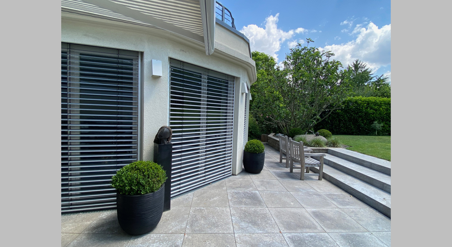 Teilansicht Haus und Terrasse Südseite