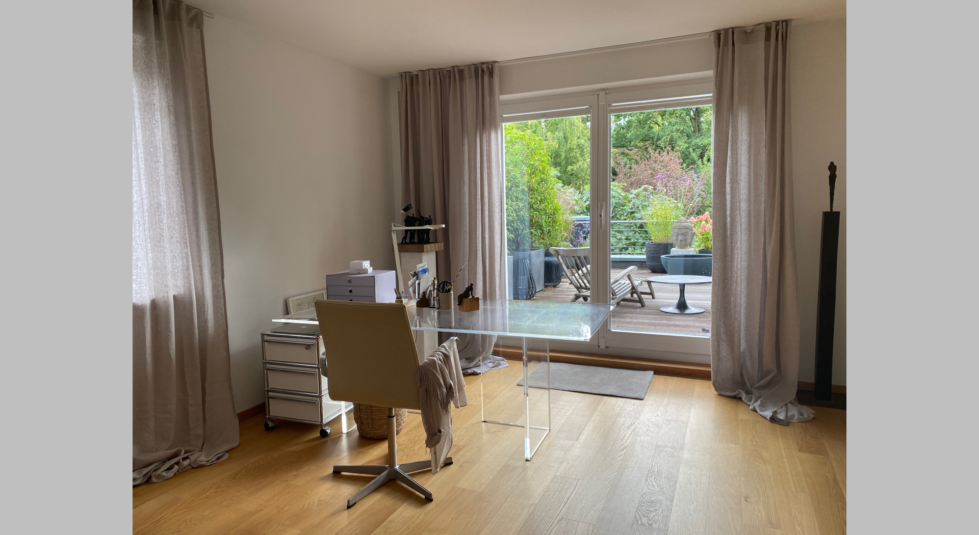 Ein Büro/Gästezimmer mit Doppelflügeltüre auf den Dachgarten