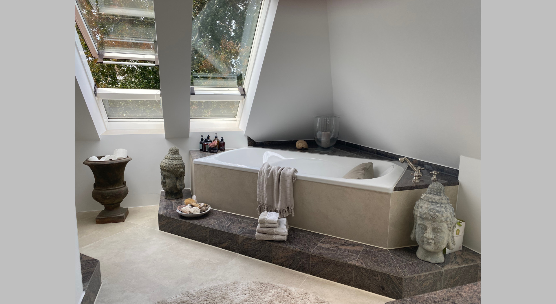 Grosse Badewanne ,Blick in Blutbuche, Dachgeschoss