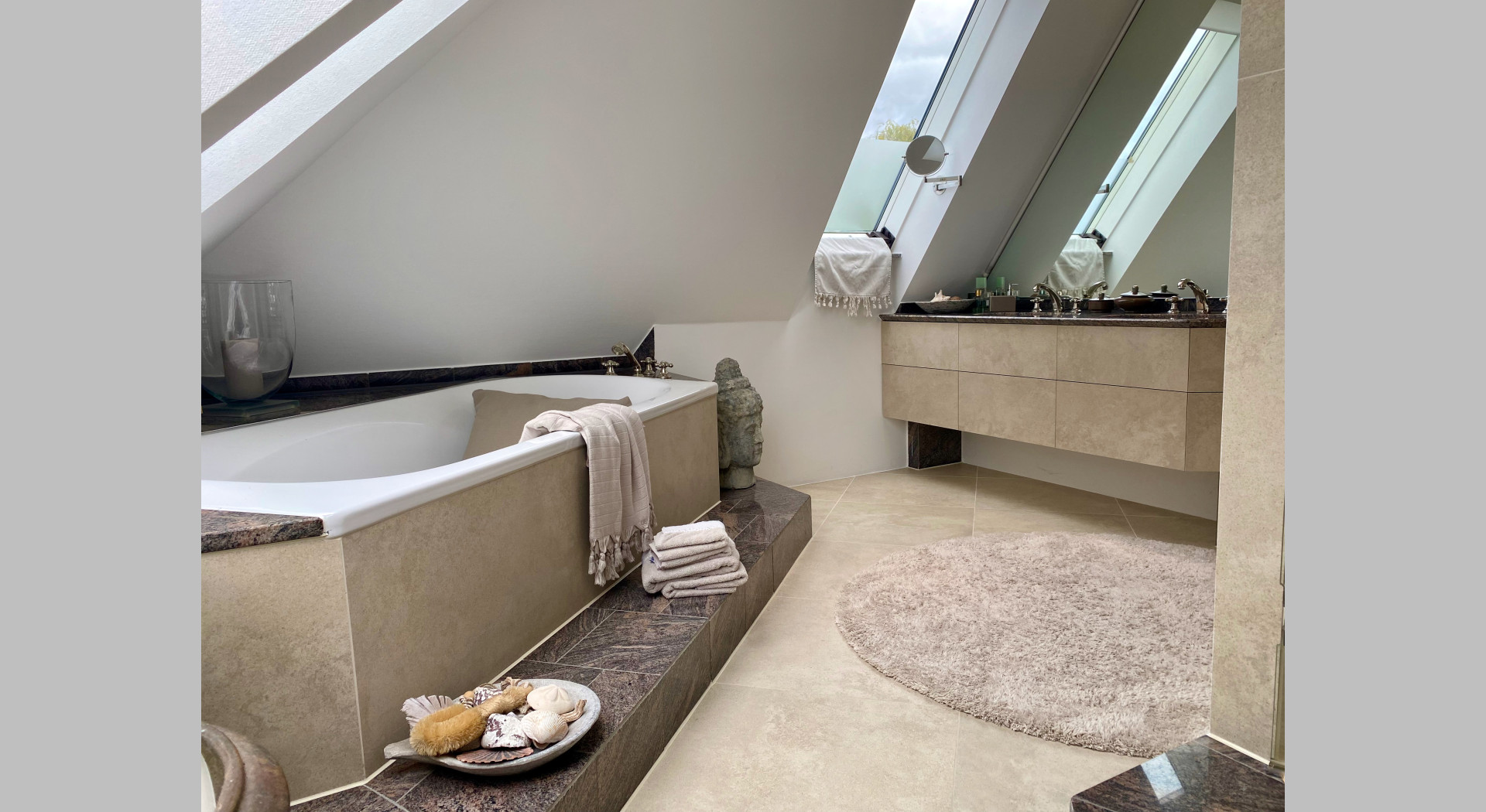 Bad Dach, Badewanne und Waschtisch