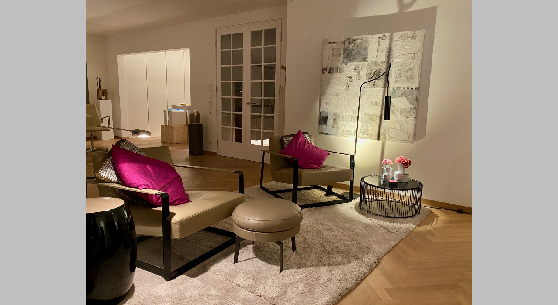 Sessel vorm Kamin Türe zum Flur im Hintergrund