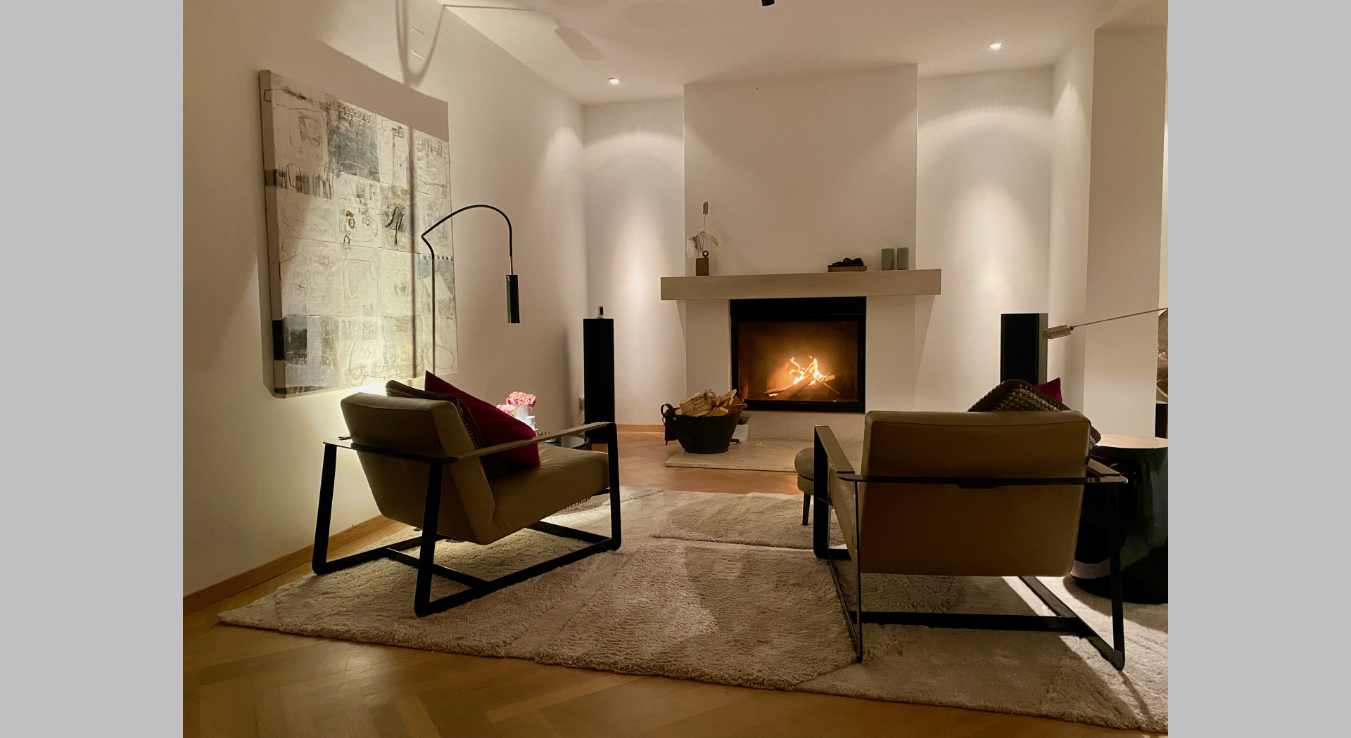 Zwei Sessel vor dem Offenen Kamin