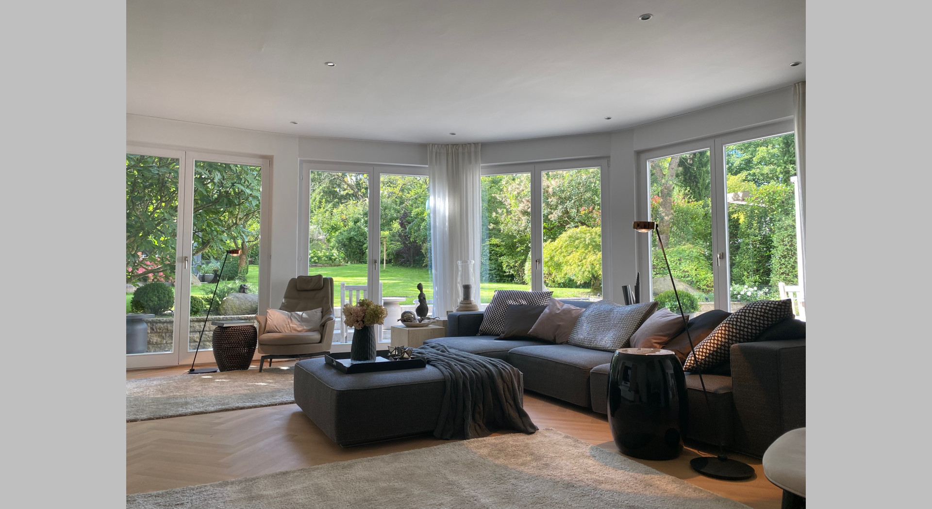 Blick ins halbrunde Wohnzimmer mit Sitzlandschaft