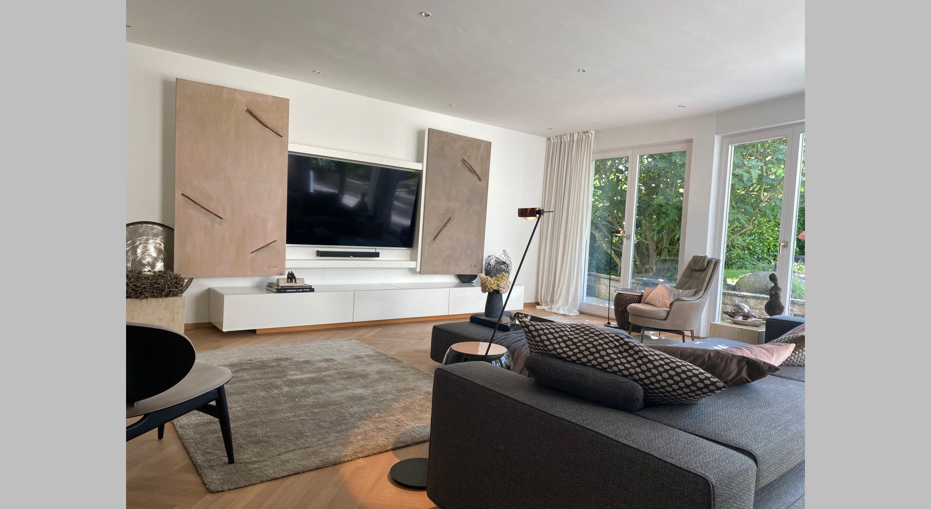 Offener Bilderschrank mit grossem Fernseher