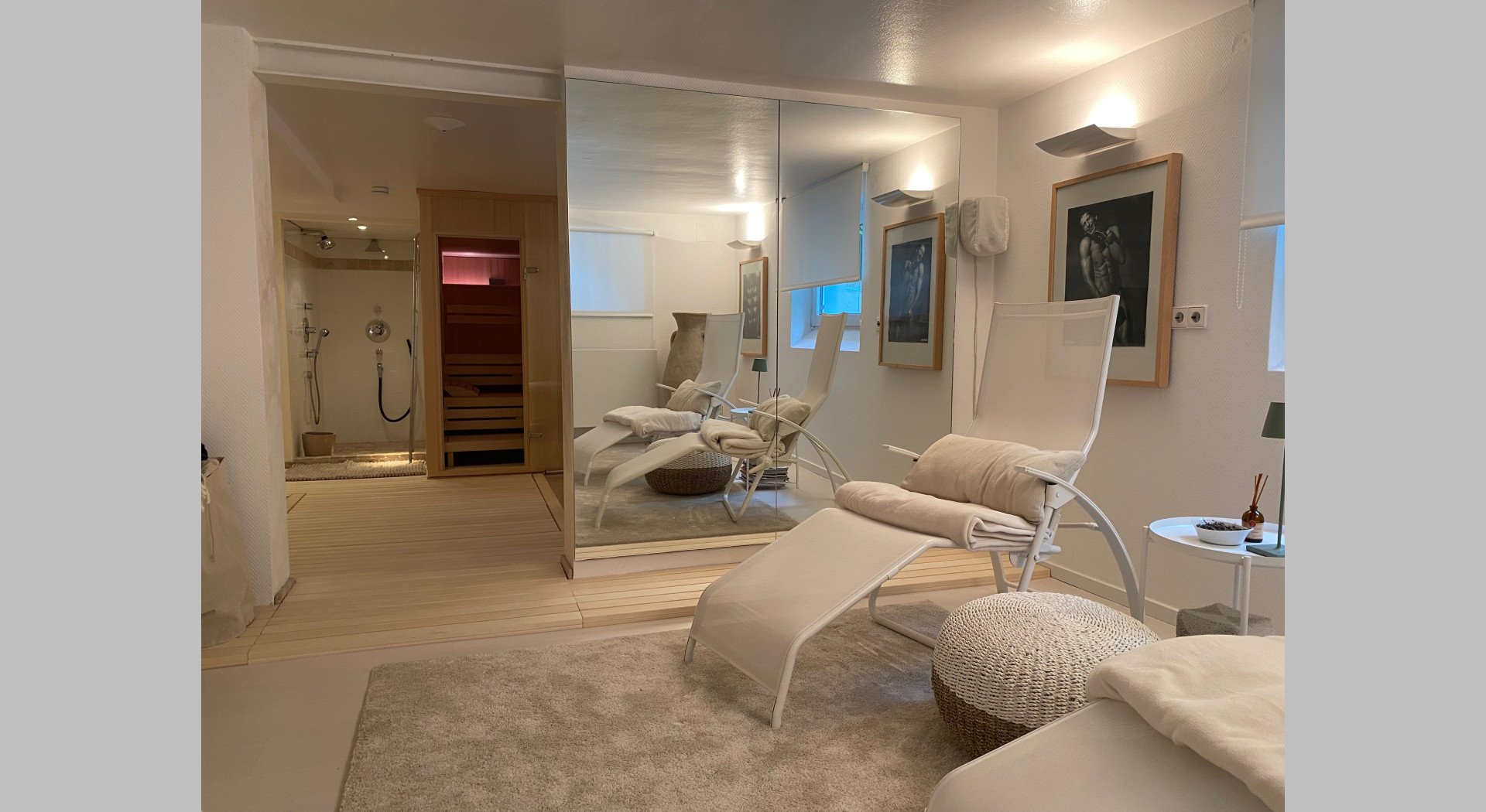 Blick vom Ruheraum zur Sauna