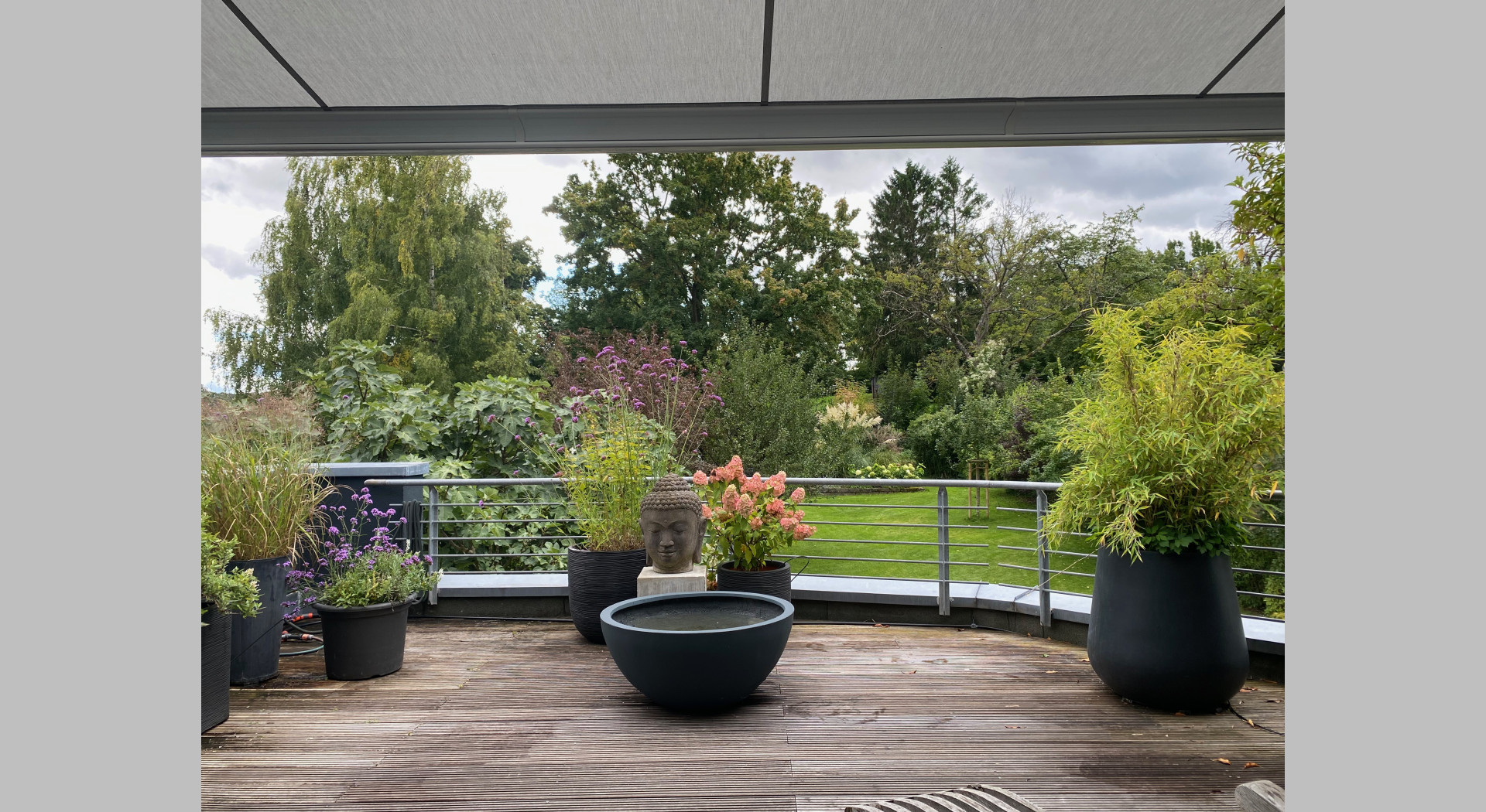 Dachgarten im Hintergrund der Garten