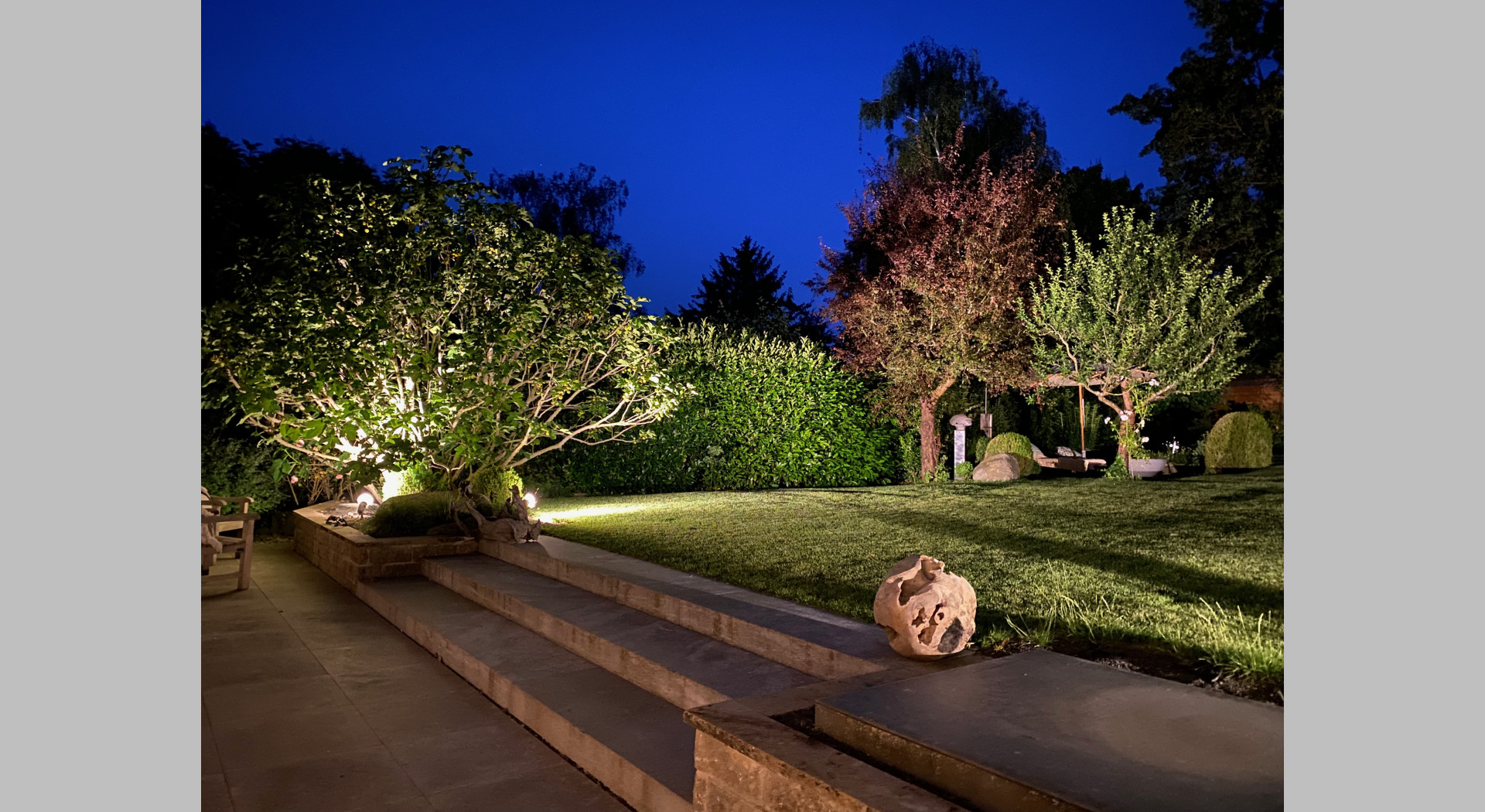3 , 5m breite Stufen führen in den beleuchteten Garten