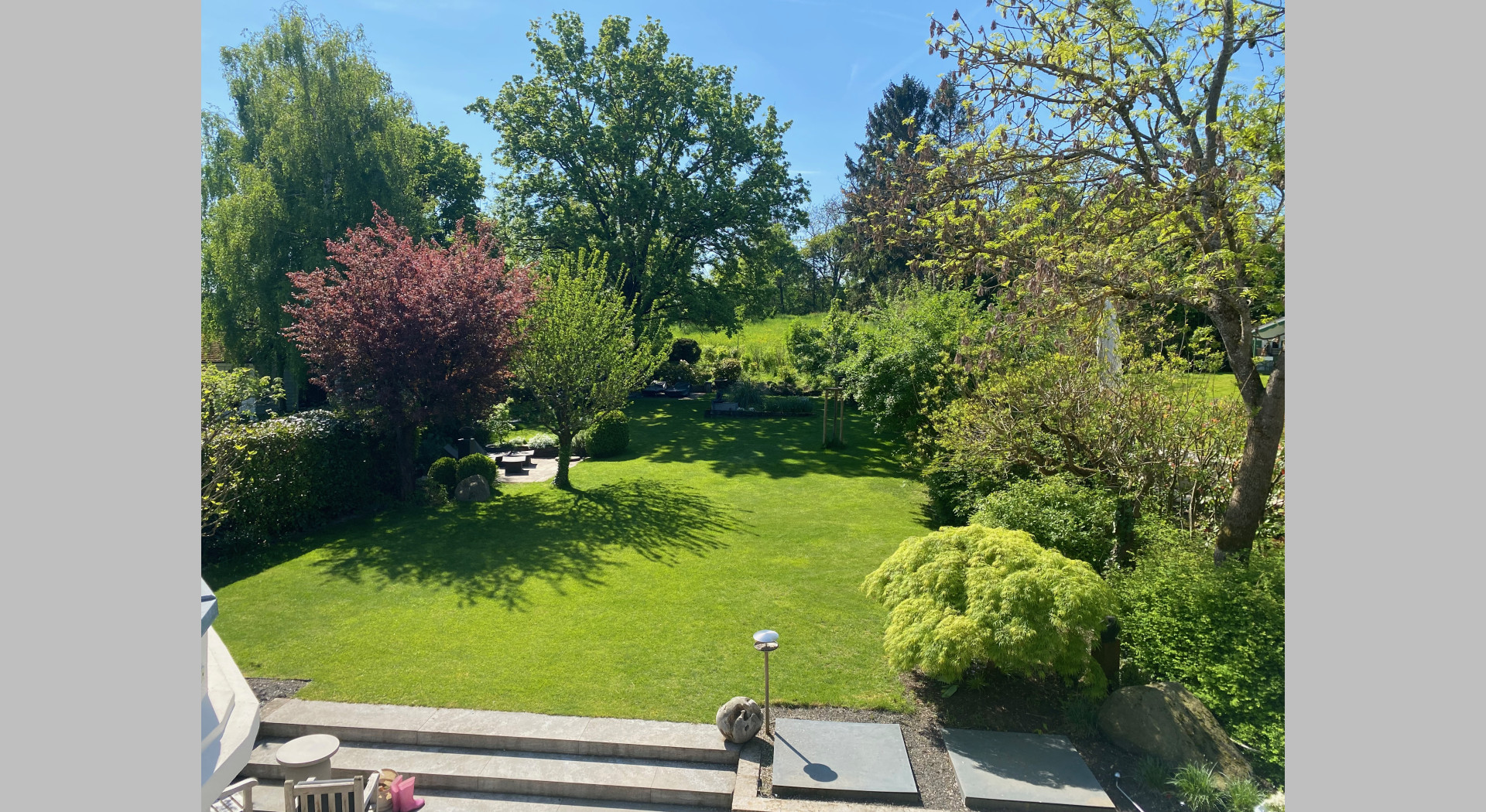 3 breite Stufen führen von der Terrasse zum Garten