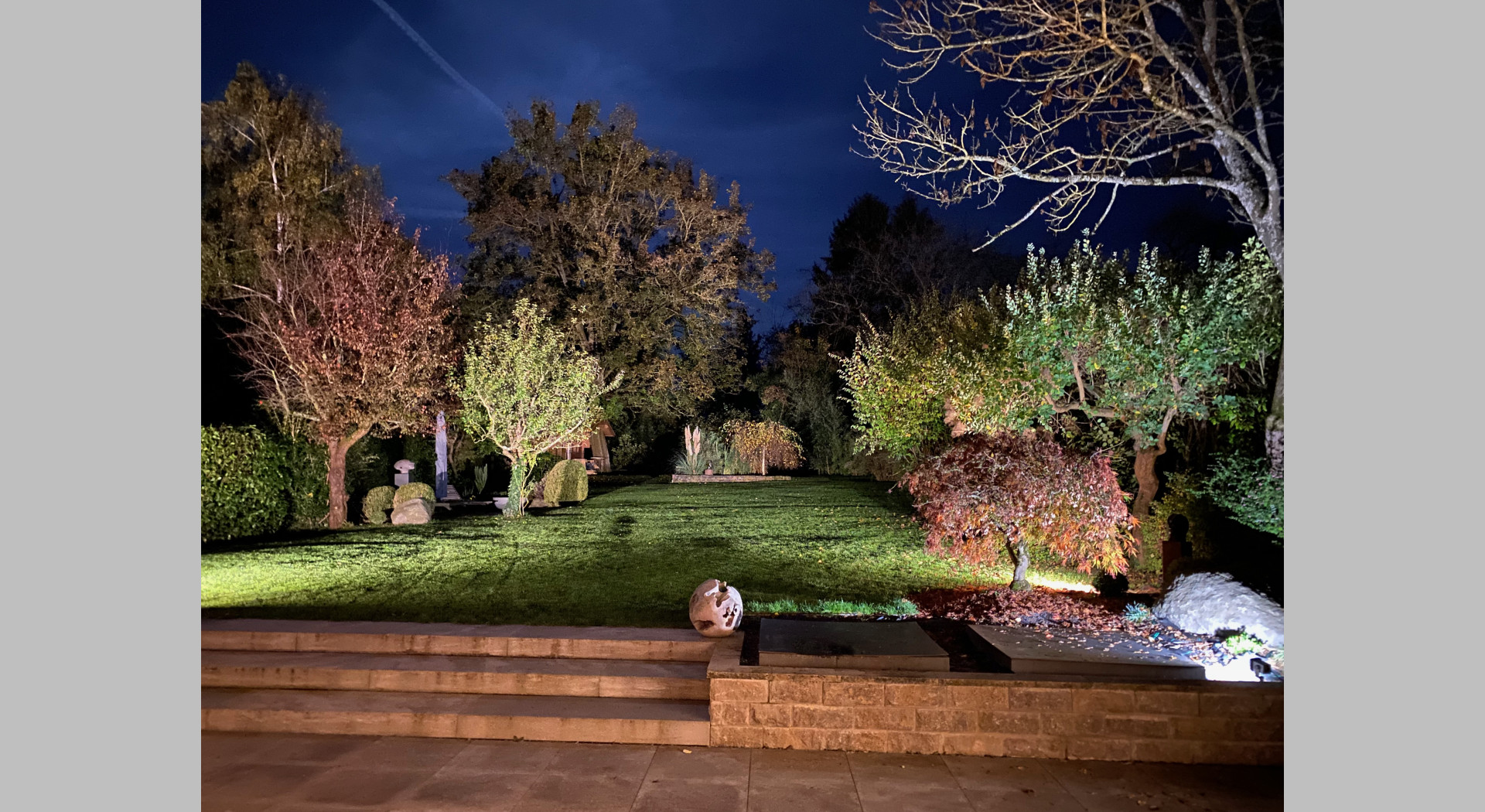 Garten mit Nachtbeleuchtung