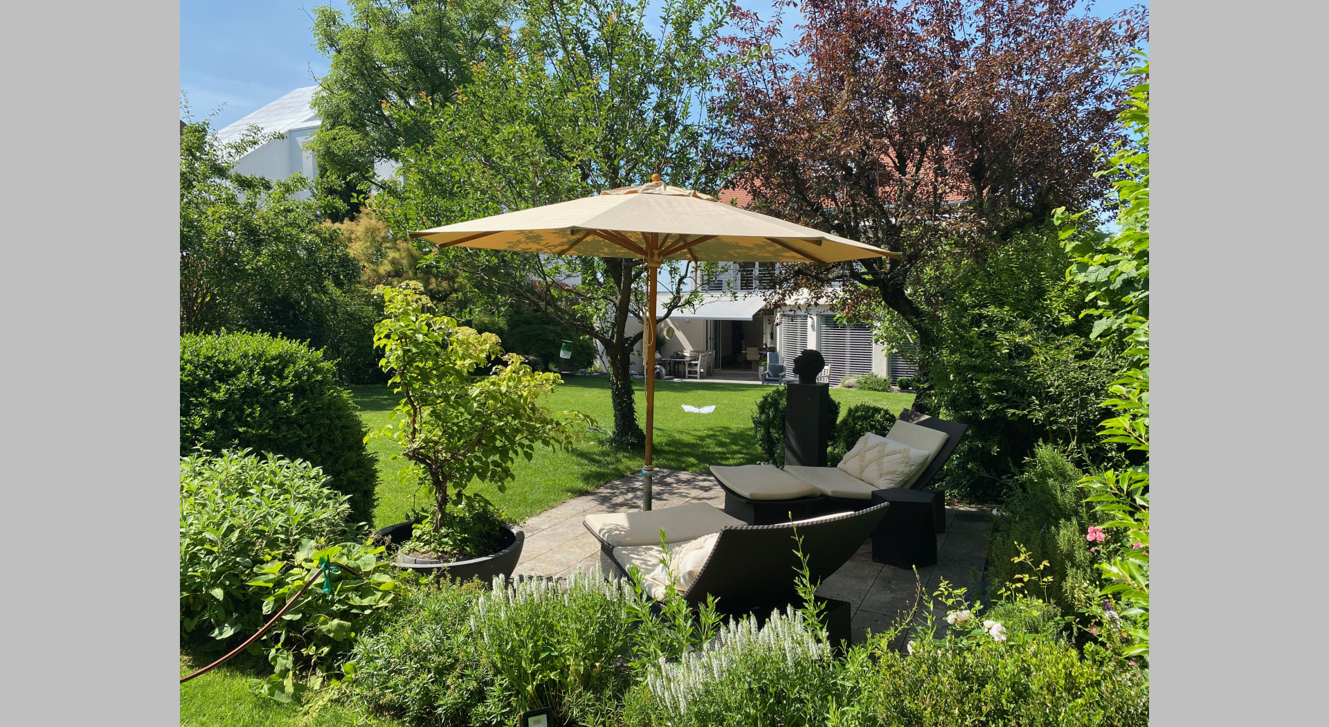 Mittlerer Sitzplatz im Südgarten