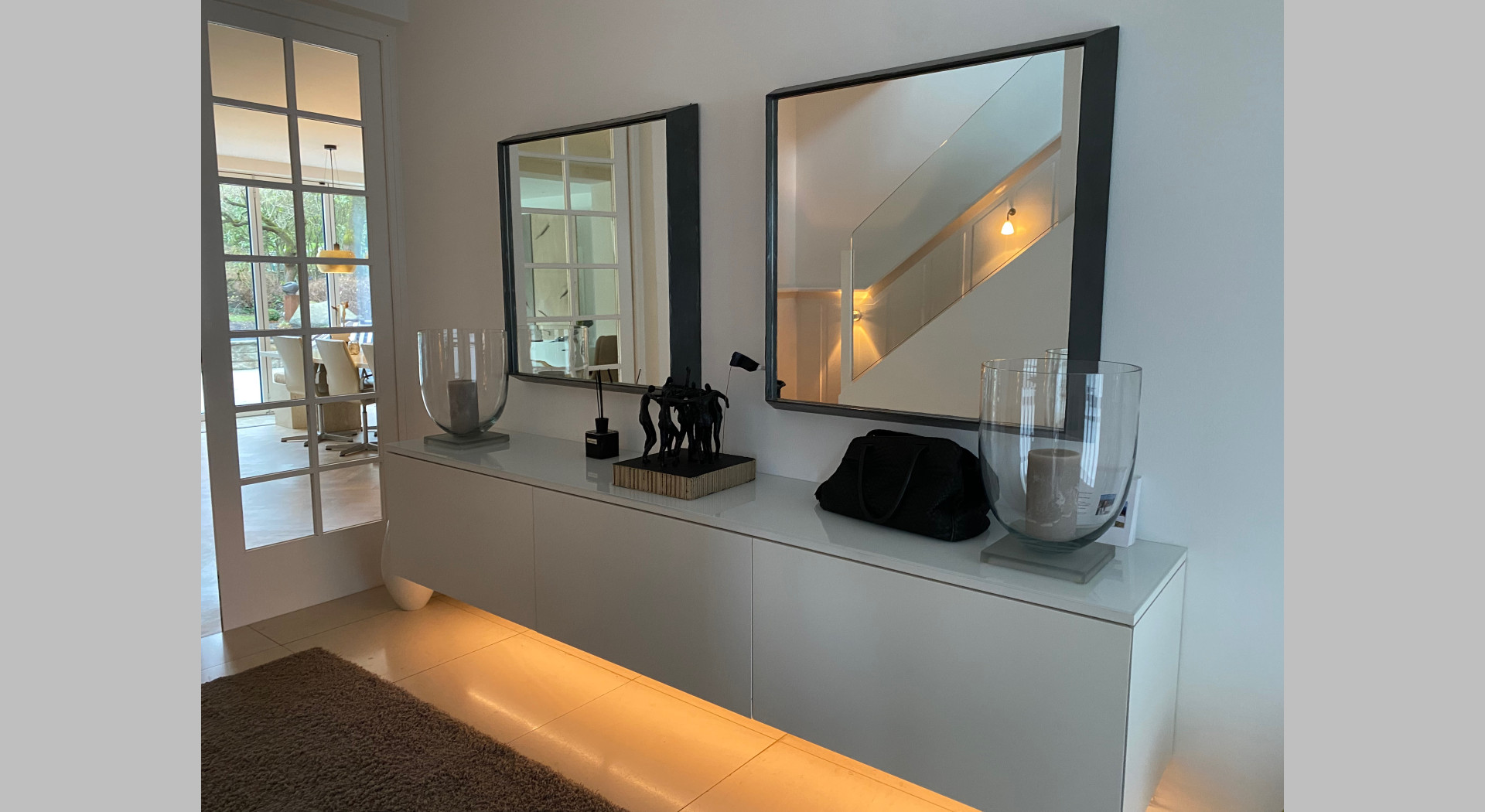 Diele mit Wandhängendem Sideboard und zwei Spiegeln mit Bleirahmen