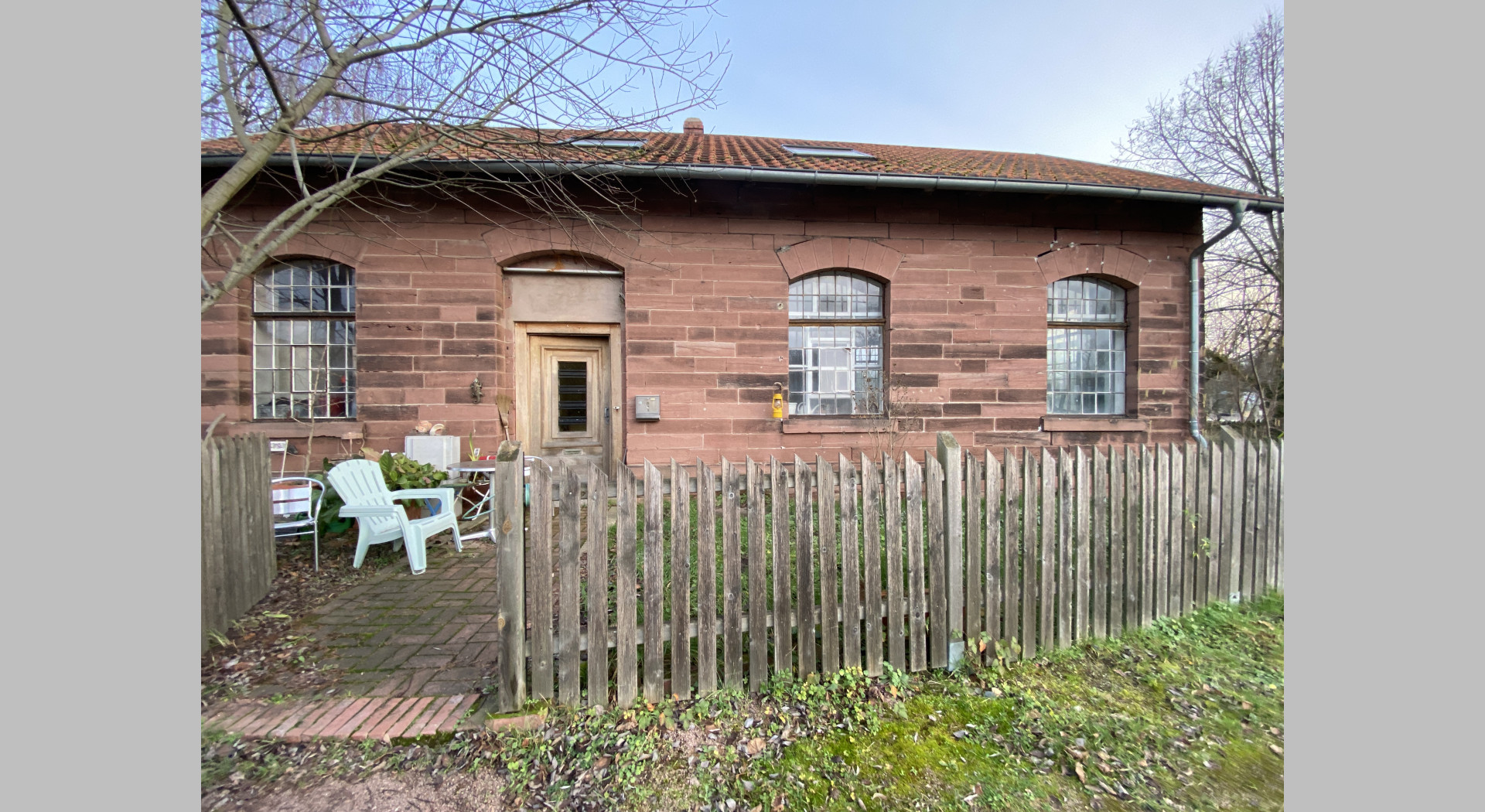 Rotes Häusle Atelierhaus Arbeitsraum hohe Fenster