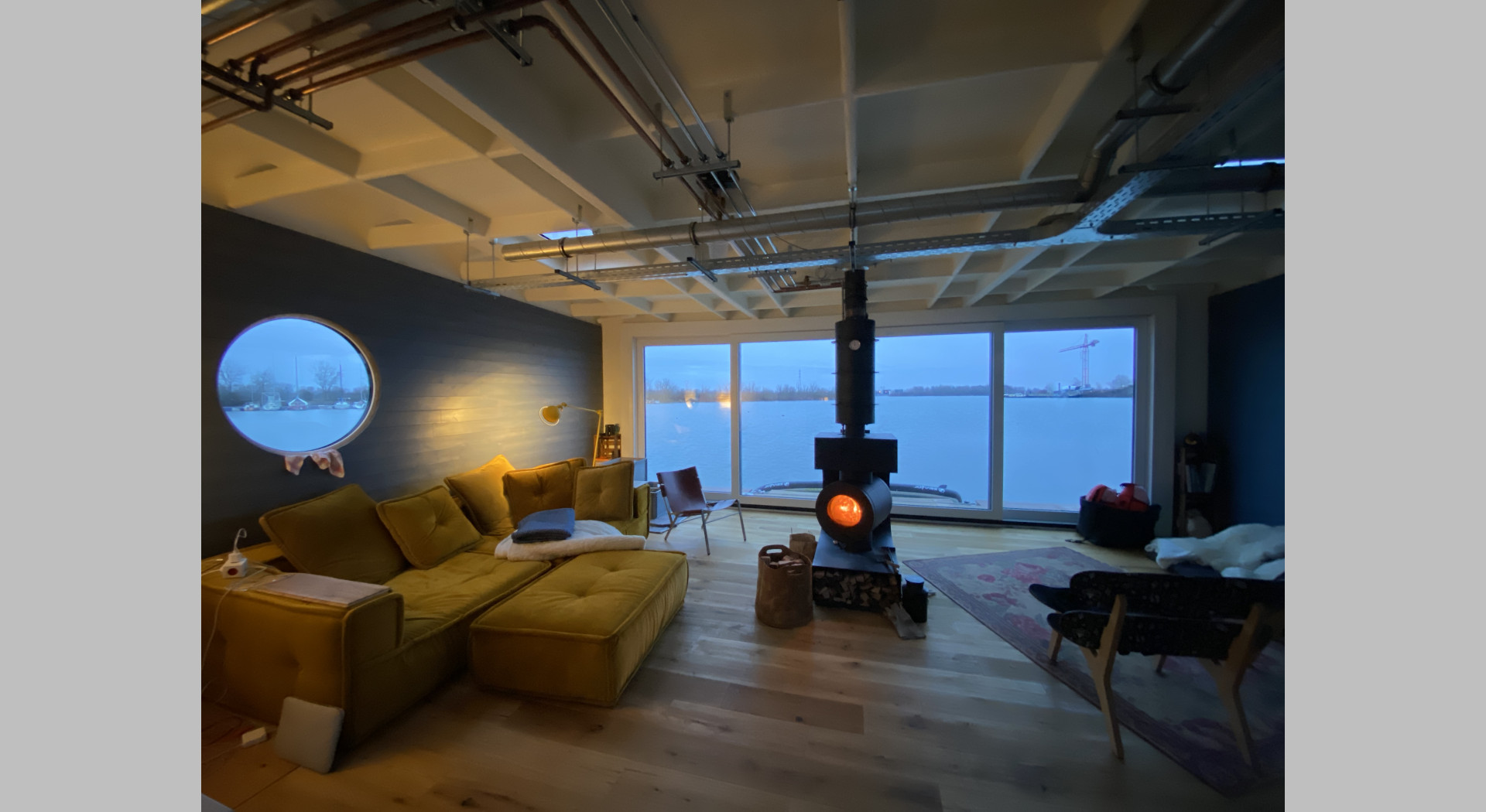 Hausboot Winterabendstimmung Wohnzimmer