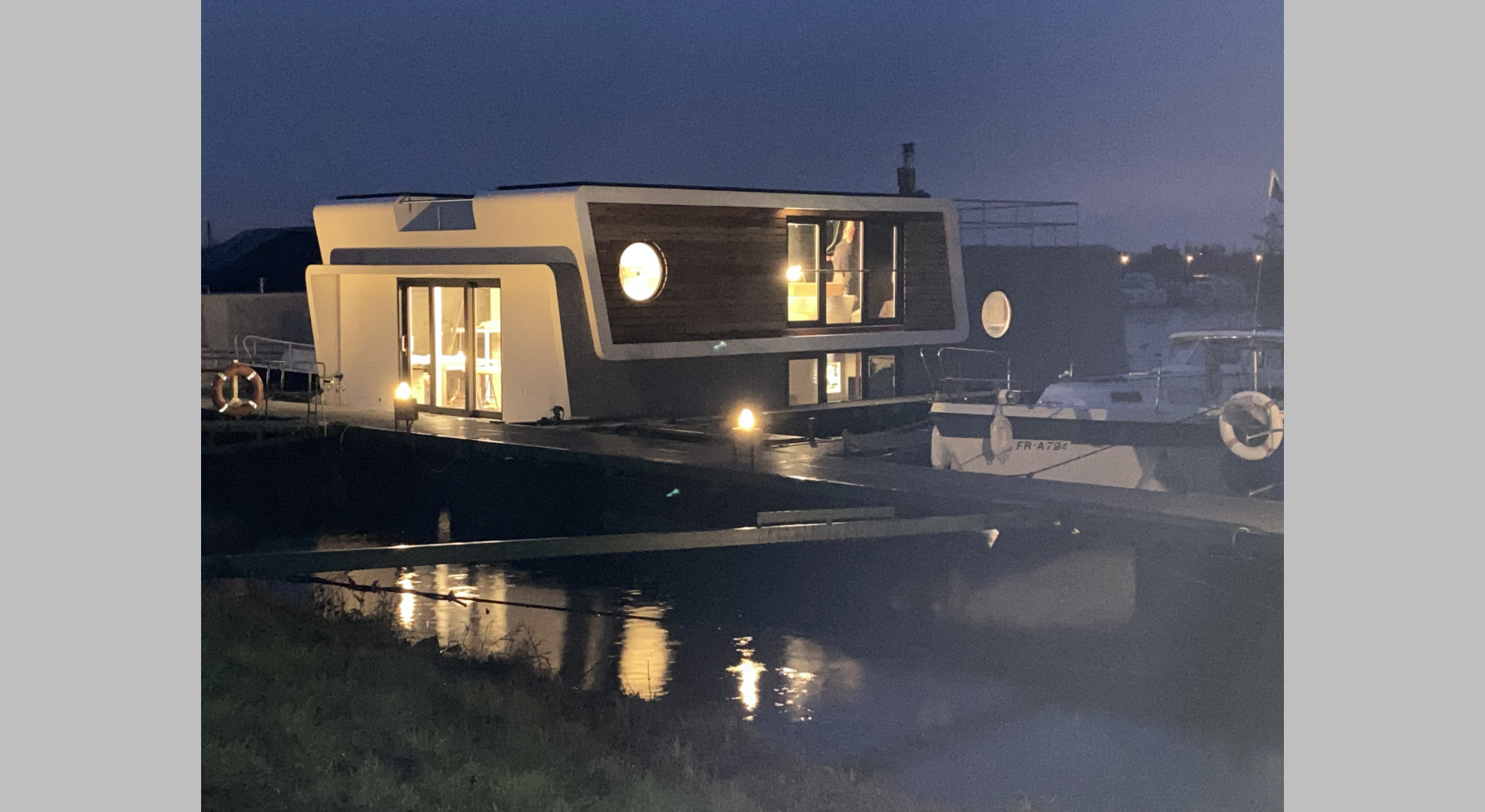 Hausboot aussen Nachtstimmung