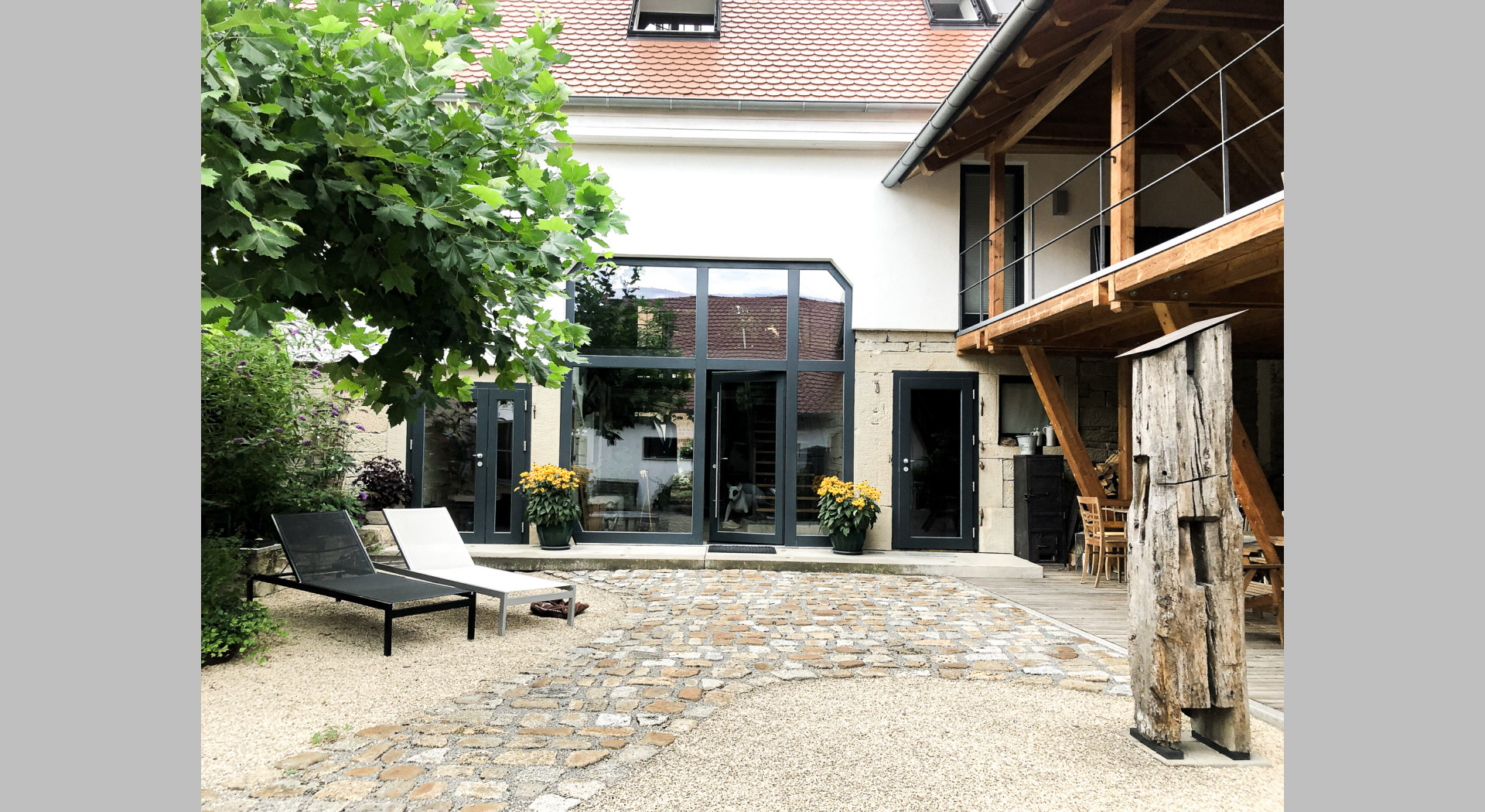 Lichtdurchfluteter Innenhof und Eingangsbereich ins Wohnhaus, welches früher eine Scheune war.