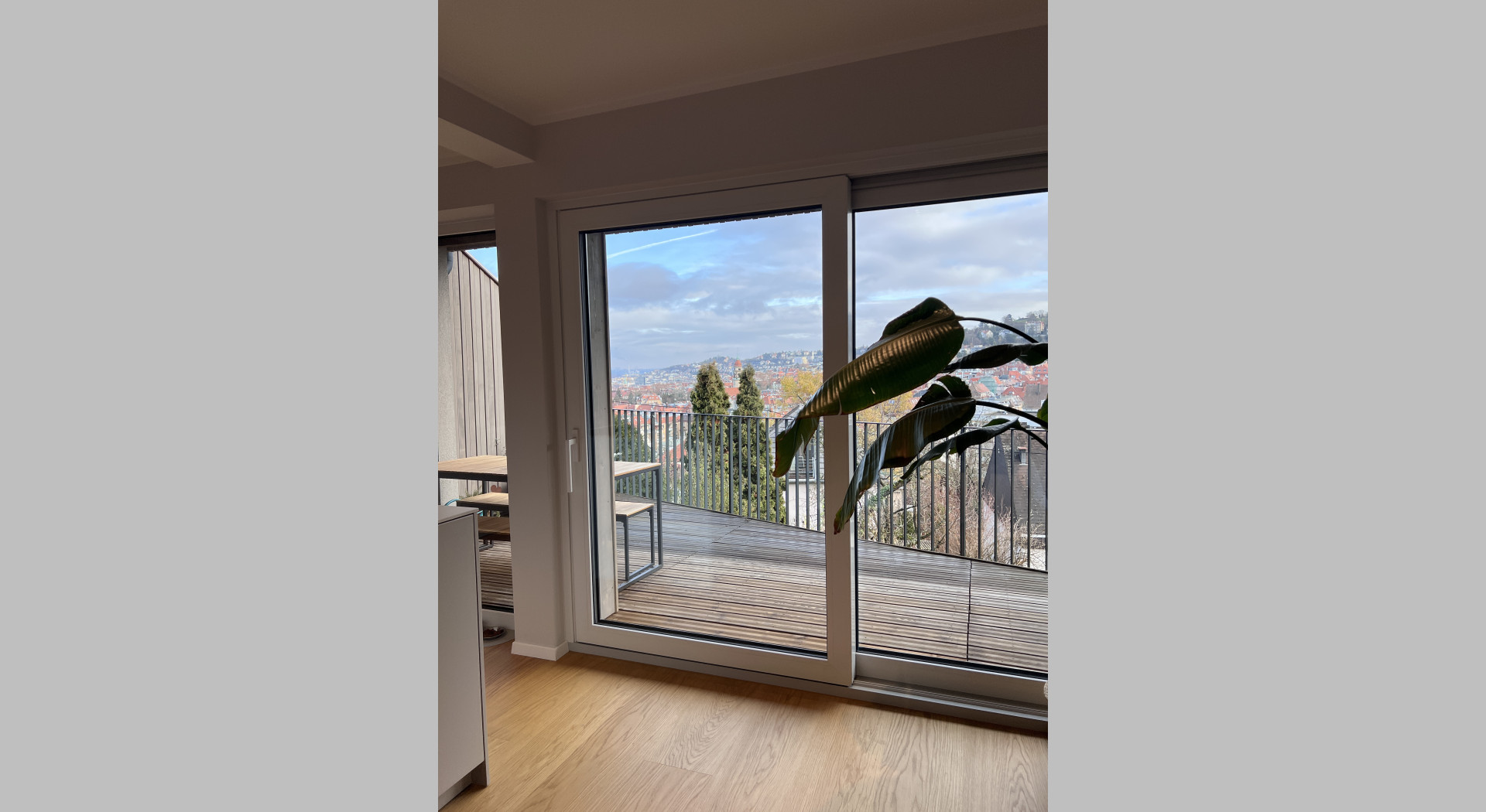 Großer Balkon im EG (Hanglage)