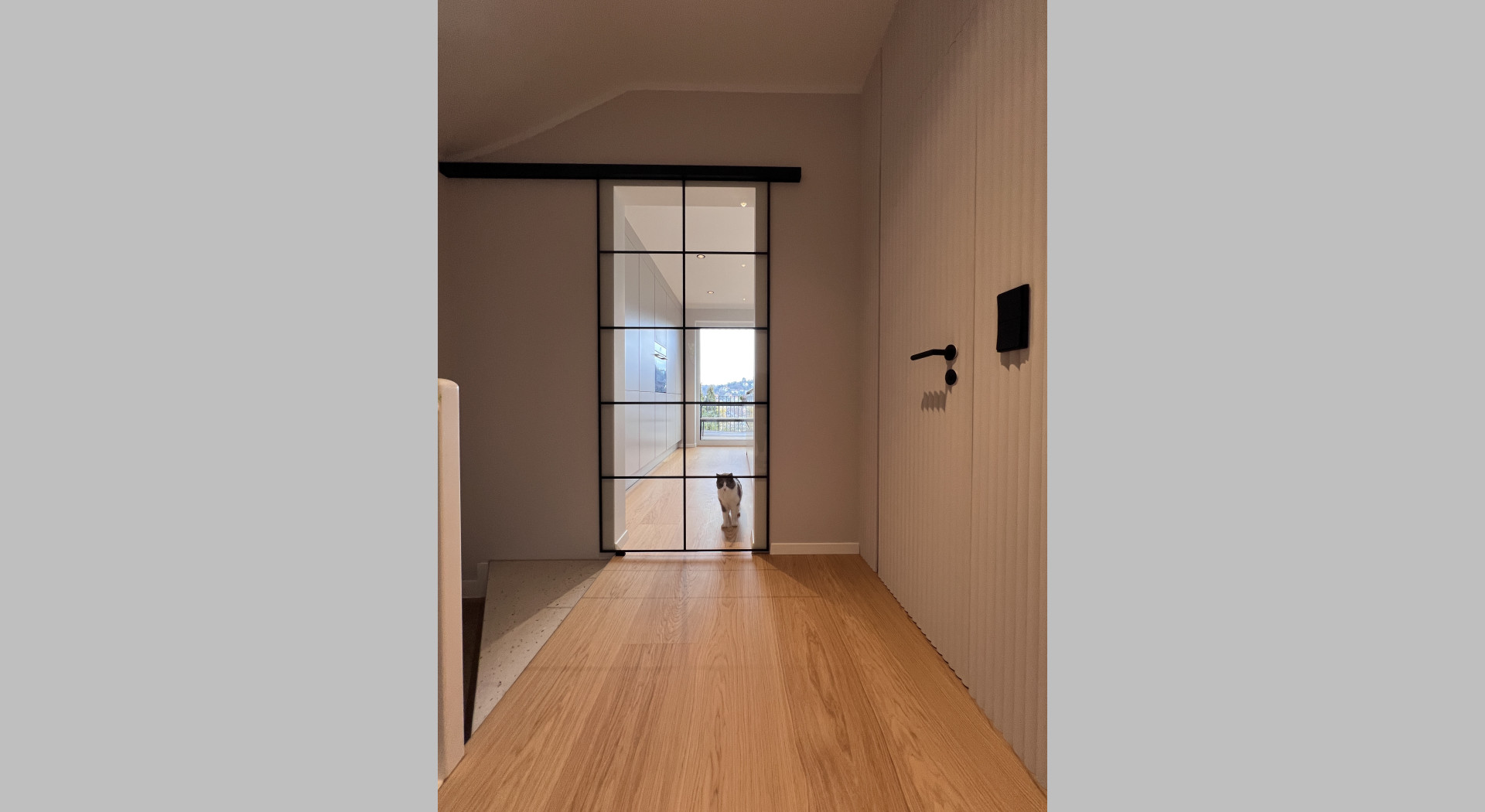 Schiebetüre zwischen Flur und Küche mit Sicht auf die Stadt