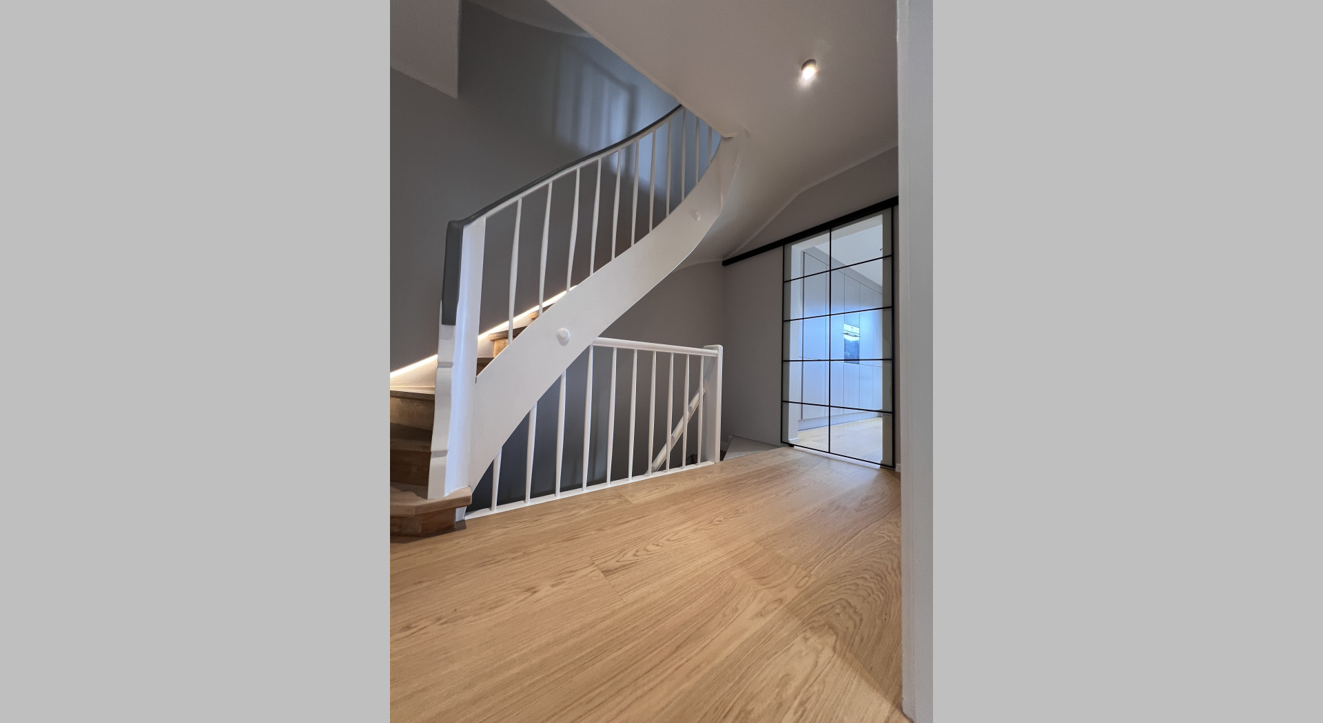 Eingangsbereich mit aufbereiteter Treppe aus den 50er-Jahren