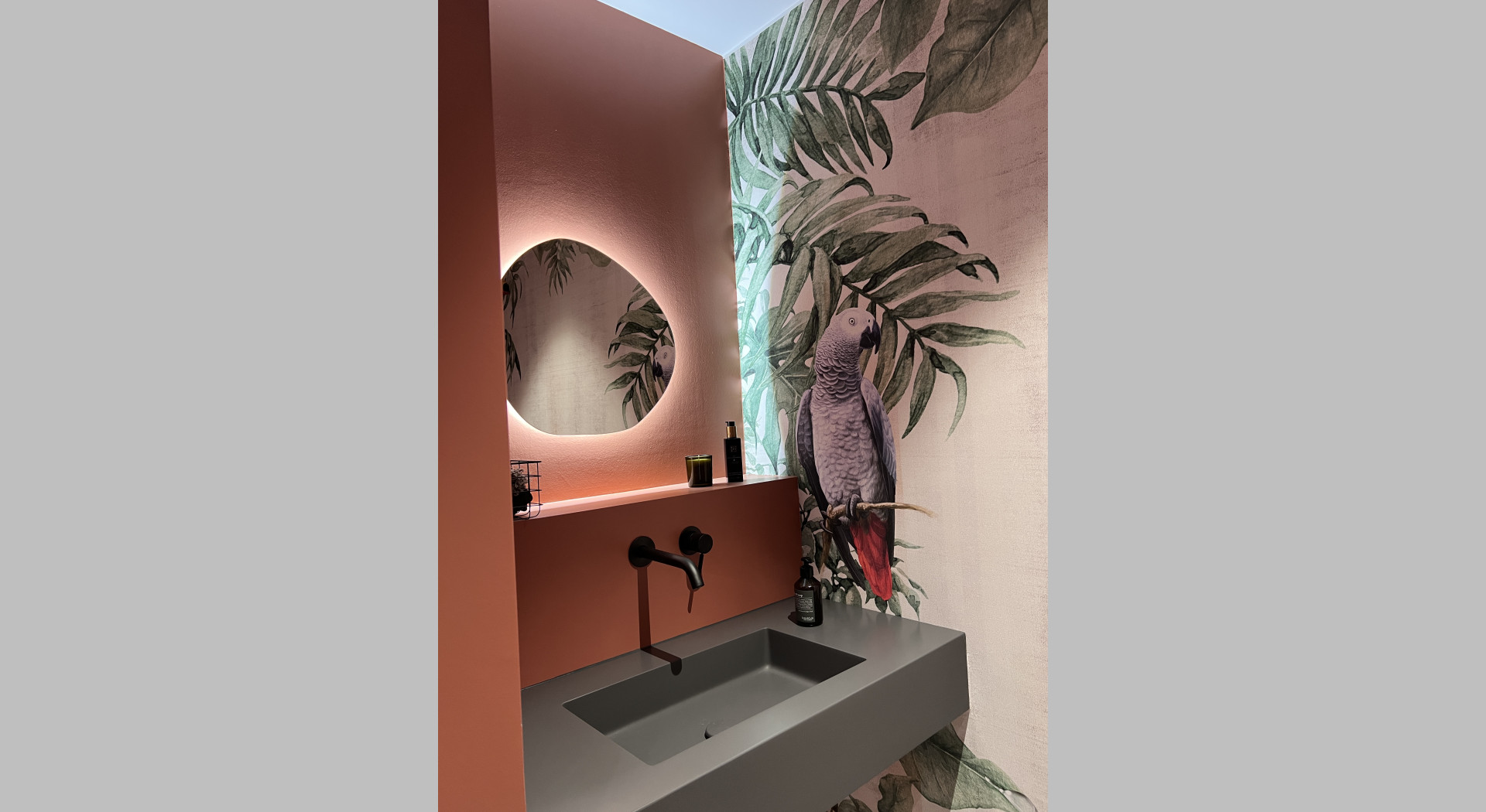 Gäste-WC mit Fototapete, massivem Waschbecken und farbigen Wänden