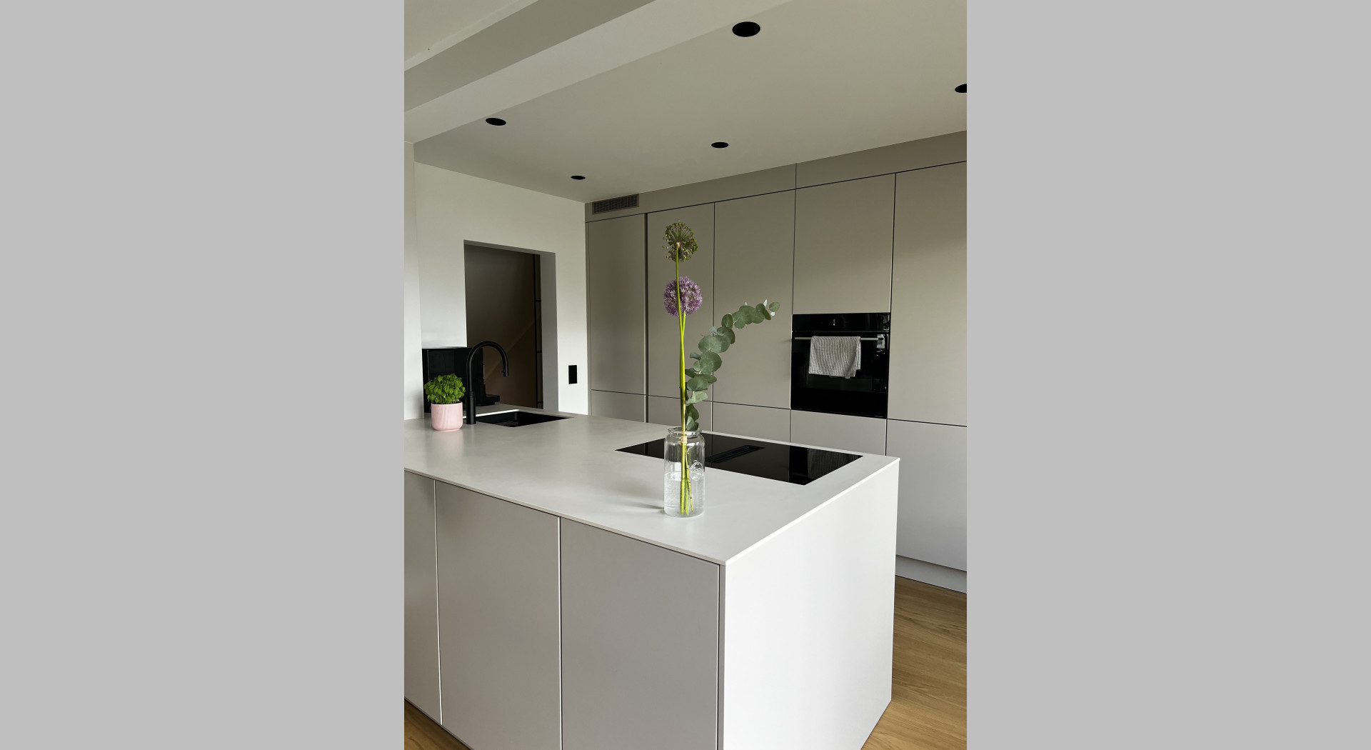 Moderne Küche mit Küchenblock 