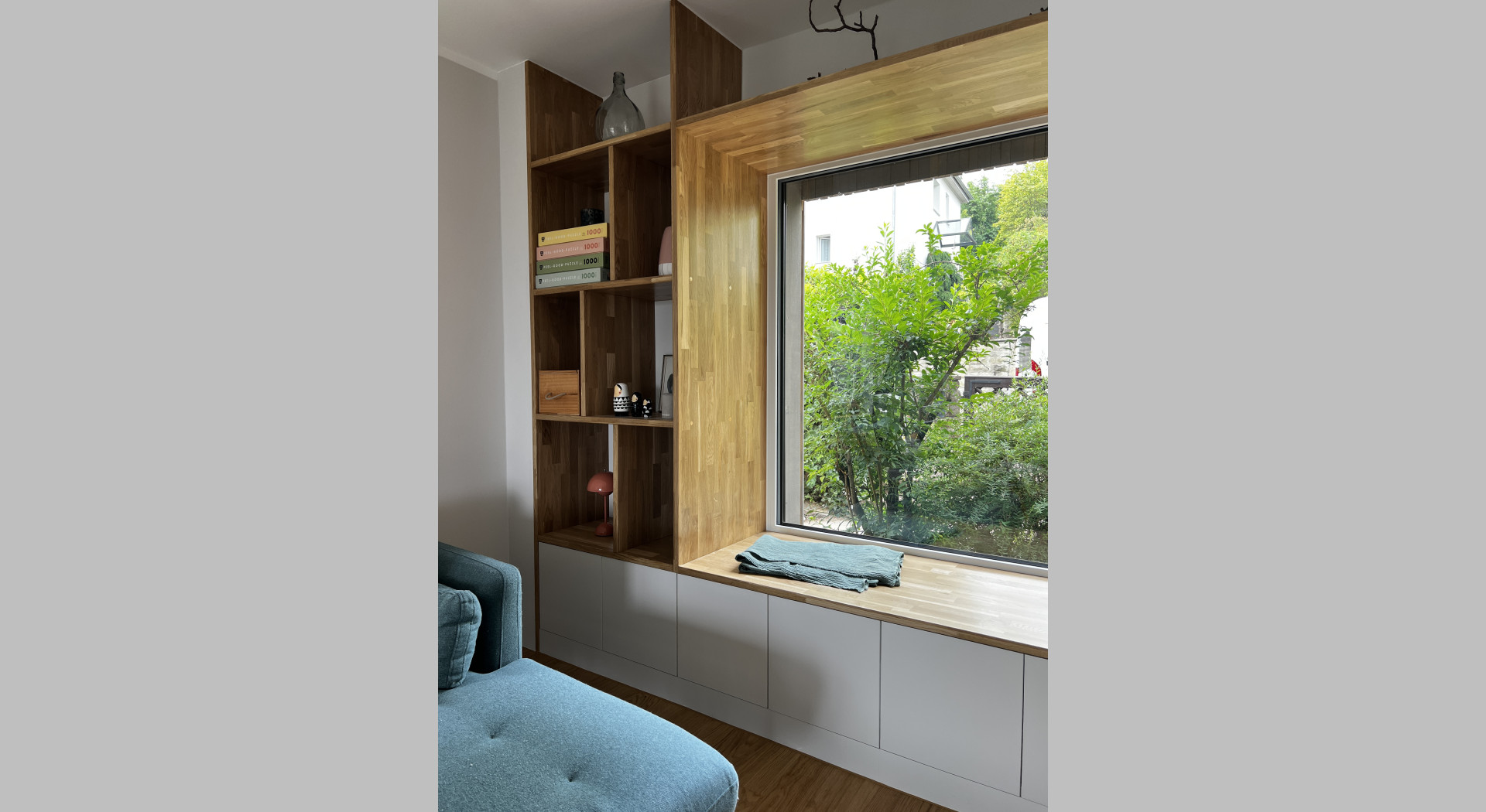 Sitzfenster im Wohnzimmer mit geöffneter Jalousie, Blick zum Vorgarten