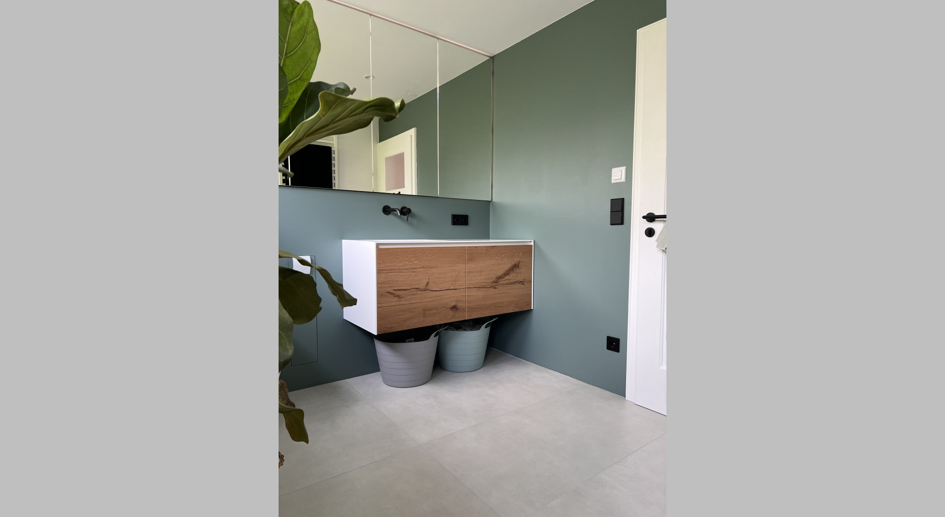 Sehr helles Badezimmer mit farbiger Wand und Altbautüren