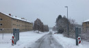 Tor und Straße Richtung Hallen im Winter