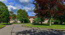 Bundeswehrgebäude und Straße