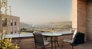 Dachterrasse mit Weitblick über das Neckartal und Tisch mit zwei Stühlen