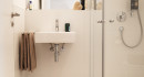Dusche, Waschbecken, Toilette, Handtücher