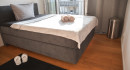 Schlafzimmer mit Boxspringbett