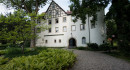 Schloss mit Schlosspark, Rondel für die Einfahrt und imposantem Arboretum