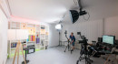 Mietstudio mit weißem Hintergrund und hinterleuchtetem Regal