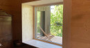 Ein Loungefenster 2 Meter x 2 Meter im Wohnzimmer mit Blick in die Natur