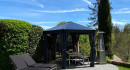 Blick vom Haus auf Pavillon