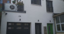 Das 2018 voll renovierte Haus liegt im Hinterhof und hat unten eine große Garage, darüber 2 Stockwerke für Wohnen und Büro