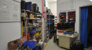 Die Garage hat eine kleine Autowerkstatt