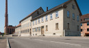 Straßenansicht mit Kesselhaus