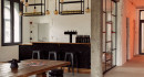 Theke mit Zapfanlage und langem Holztisch mit Hockern