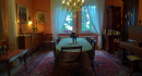 Blick ins Esszimmer mit Kronleuchter und großem Deckenstuck sowie Esstischgarnitur
