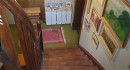 Blick entlang innenliegender Treppe hinunter in den Flur.