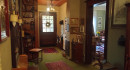 Blick entlang des Flurs im EG, von dem Wohn- und Esszimmer abgehen.