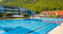 Freibad Honau mit Blick auf Schloss Lichtenstein