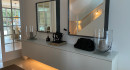 Diele mit Wandhängendem Sideboard und zwei Spiegeln mit Bleirahmen
