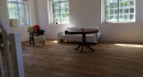 Atelierraum hohe Decken und Fenster Holzboden grosser Raum