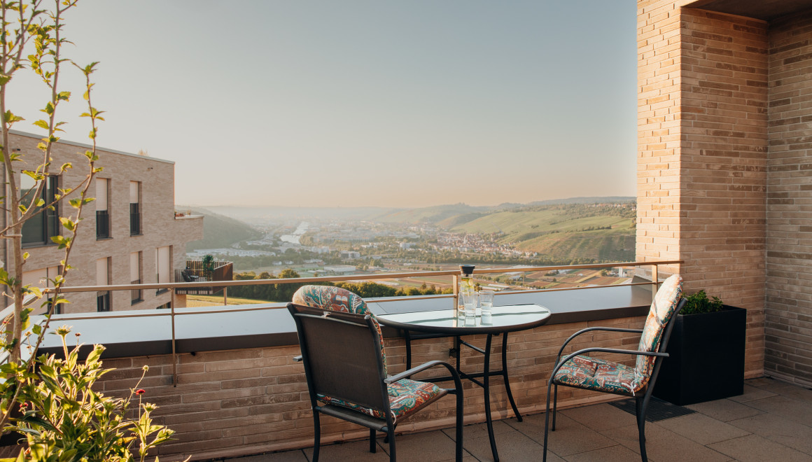 Dachterrasse mit Weitblick über das Neckartal und Tisch mit zwei Stühlen