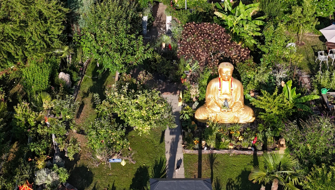 Goldener Buddha im Little Thailand Garden Mannheim. 
