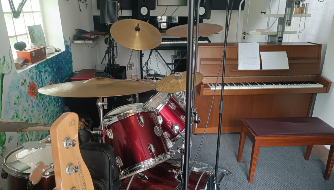 Studioeinblick, Glasbausteine, Schlagzeug, Klavier, Gitarren, Schlagzeug, Monitore
