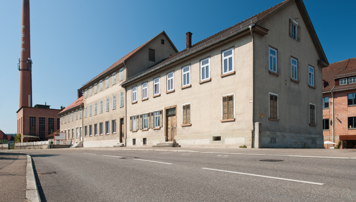Straßenansicht mit Kesselhaus